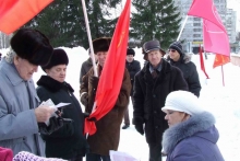 Около 200 челнинских коммунистов пришли сегодня в парк Победы на свой праздничный митинг